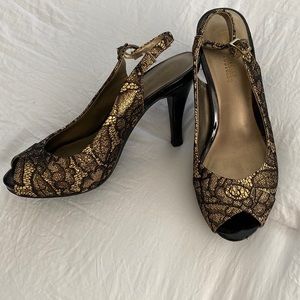Women’s Mootsie Tootsies size 8 Gold/Black Dress shoes